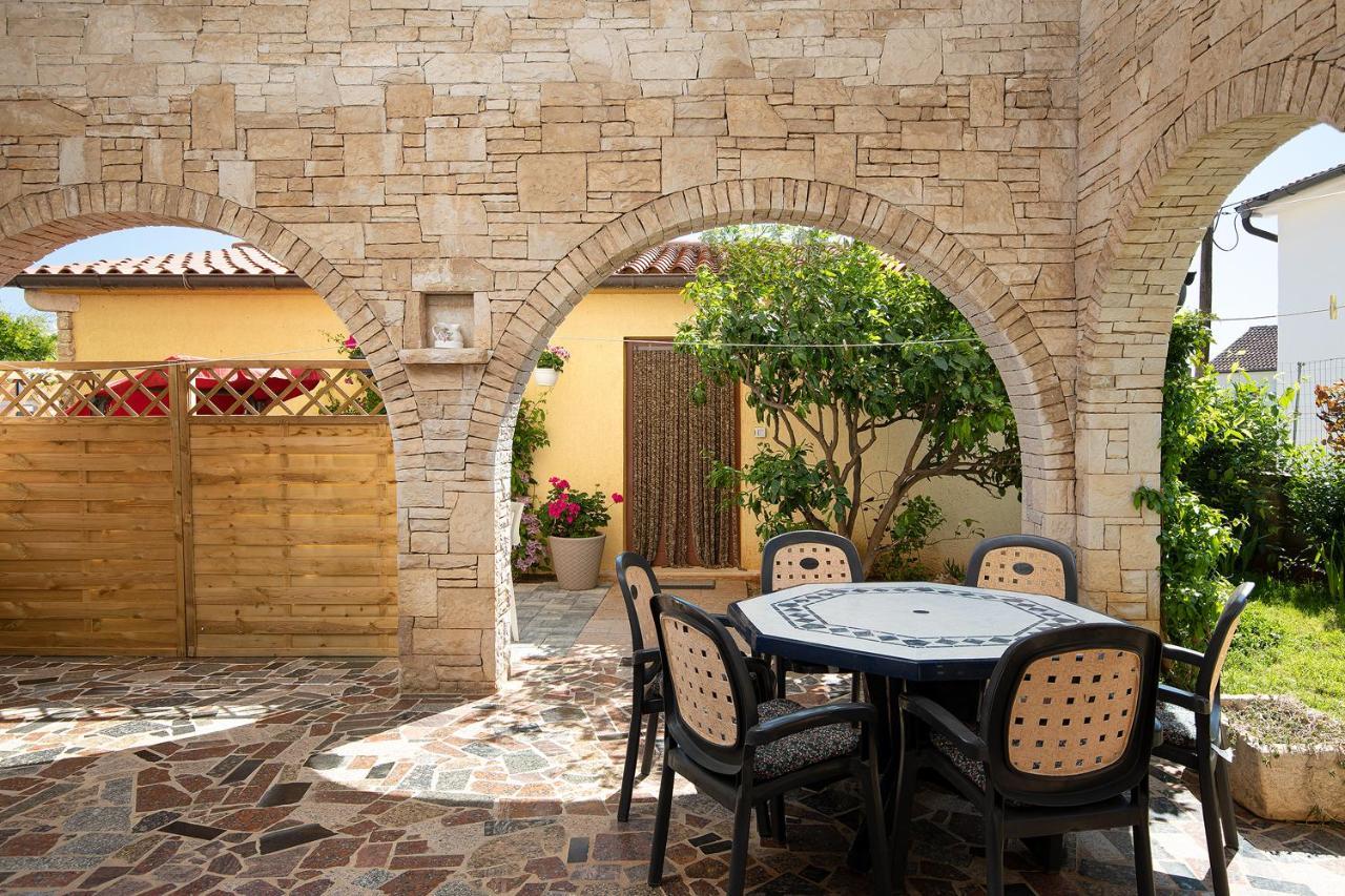 Modern Stone House With Flowers & Playground 메덜린 외부 사진